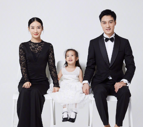 "安陵容"陶昕然晒全家福!老公五官帅气似模特,7岁女儿高级脸
