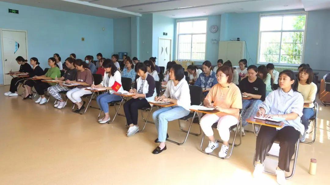 以法护航 共赴一场法治之约—育贤一幼“八五”普法宣传活动纪实(图2) 以法护航 共赴一场法治之约—育贤一幼“八五”普法宣传活动纪实(图2)