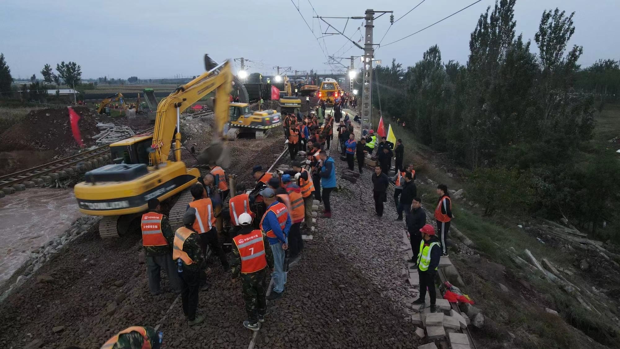 受山西暴雨影响中断的南同蒲铁路上行线抢通!