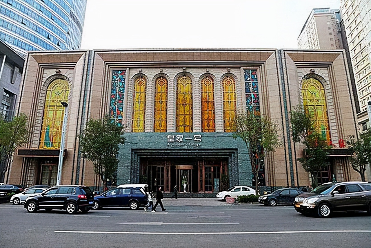 郑州红馆覆灭:300警力扫荡40分钟,男男女女装满6辆大巴