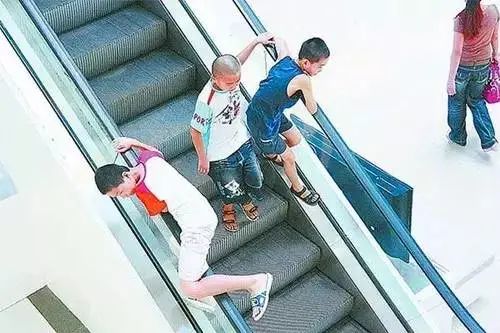 扶梯出故障被困几小时,网友:为什么不能走动?