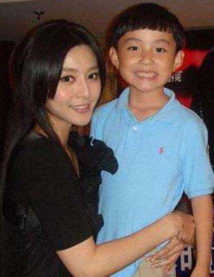 范丞丞与一家人单独合影,看到他与范冰冰合影姿势,网友傻眼了