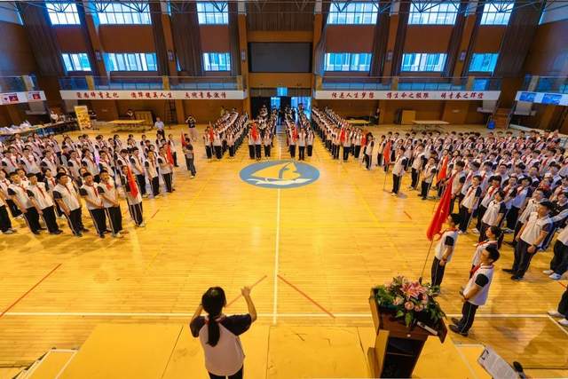 余姚市梨洲中学举行八年级离队暨共青团新团员入团仪式