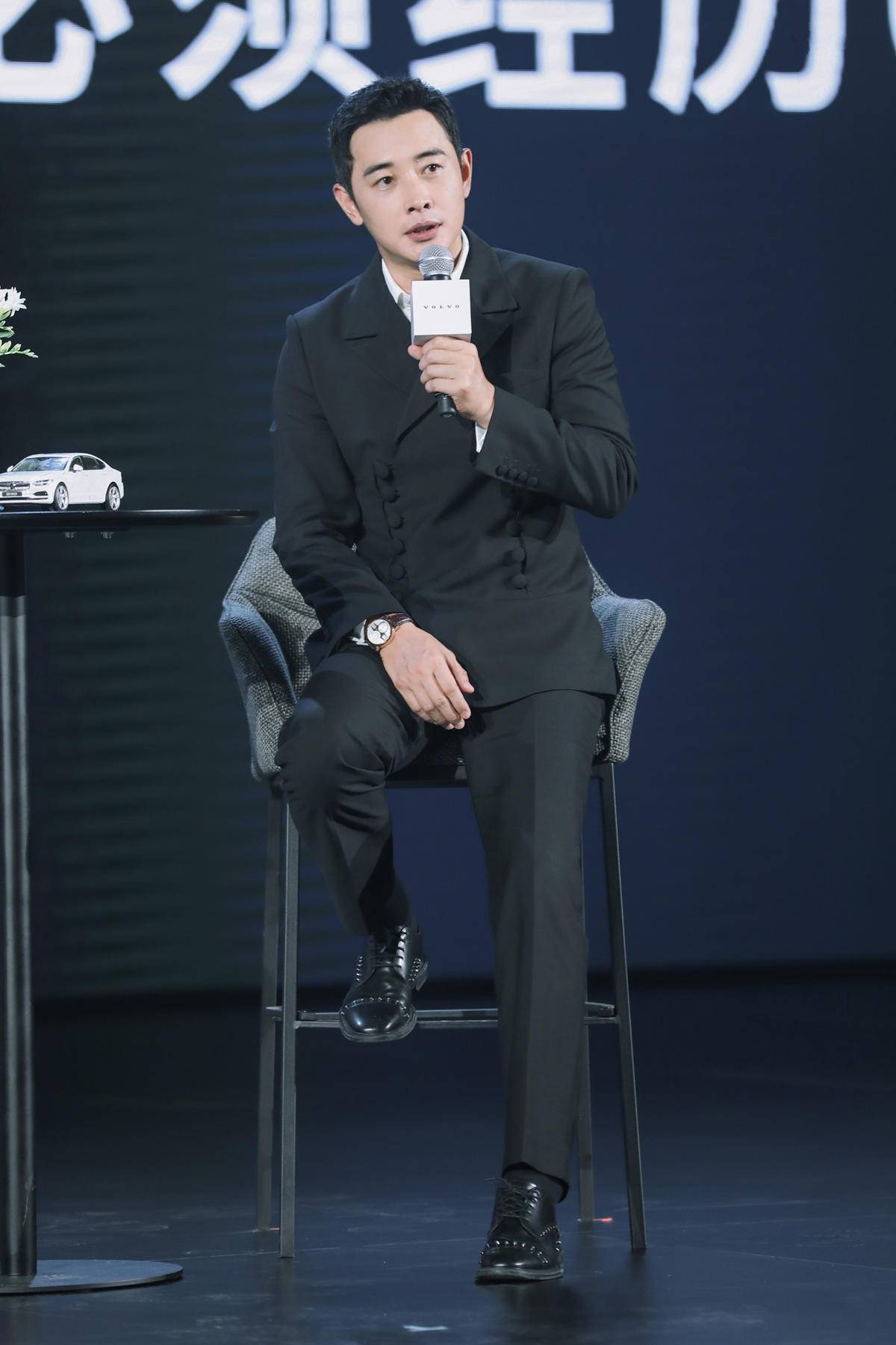 罗晋留短发清爽有型,衬衫配围裙接地气,与父亲首次同台默契十足