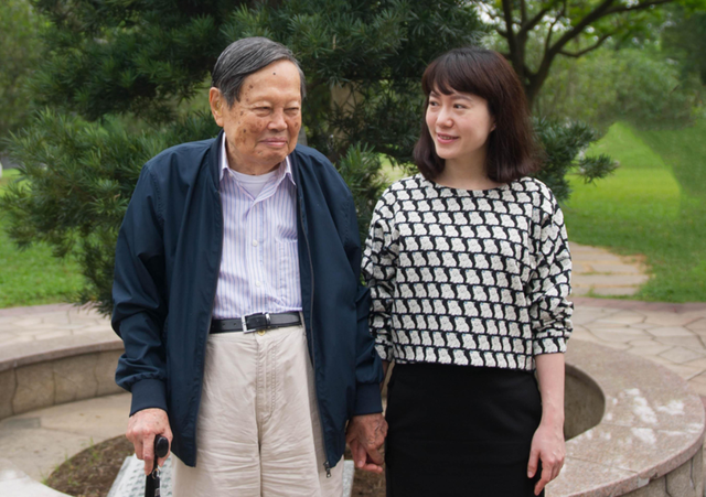 98岁杨振宁越活越精神,44岁翁帆却老态尽显,网友慨叹不容易