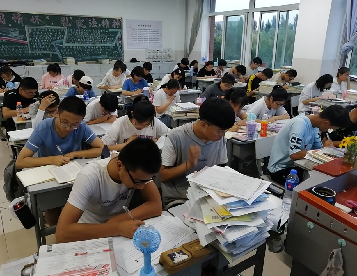最近,在南京一所中学发生了一起令人心痛的事件:两名初三学生因为月考