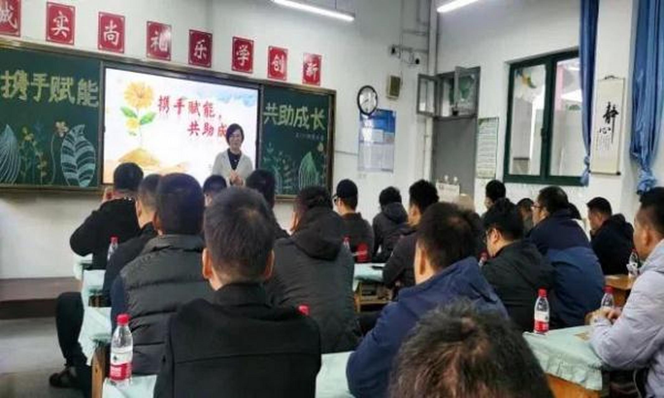 慈溪市慈吉实验学校小学部举办了要求父亲参加的家长开放日活动,让