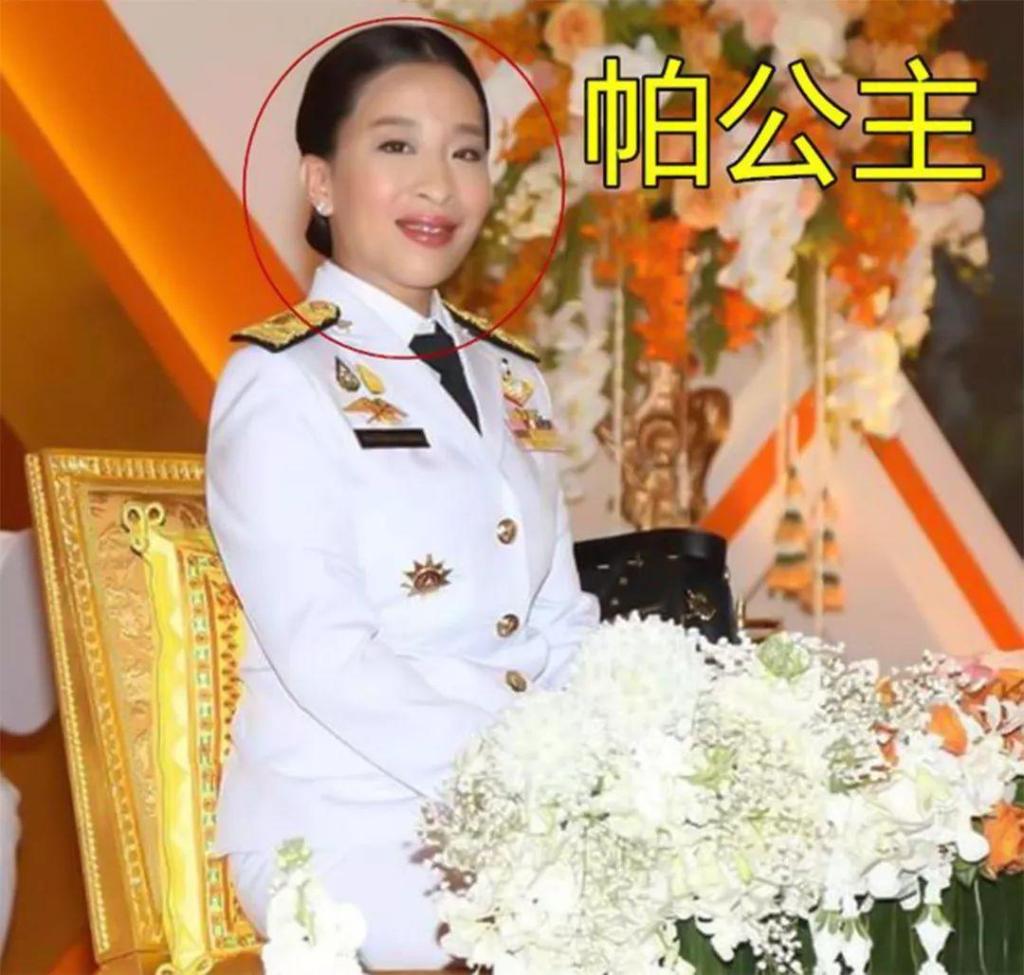 泰国大公主高情商,跪水泥地腋下全汗湿,就为在民众前给老爸捧场