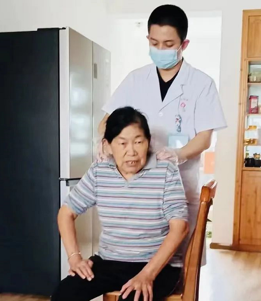 普洱万和医院:居家服务,免费上门万和在行动!