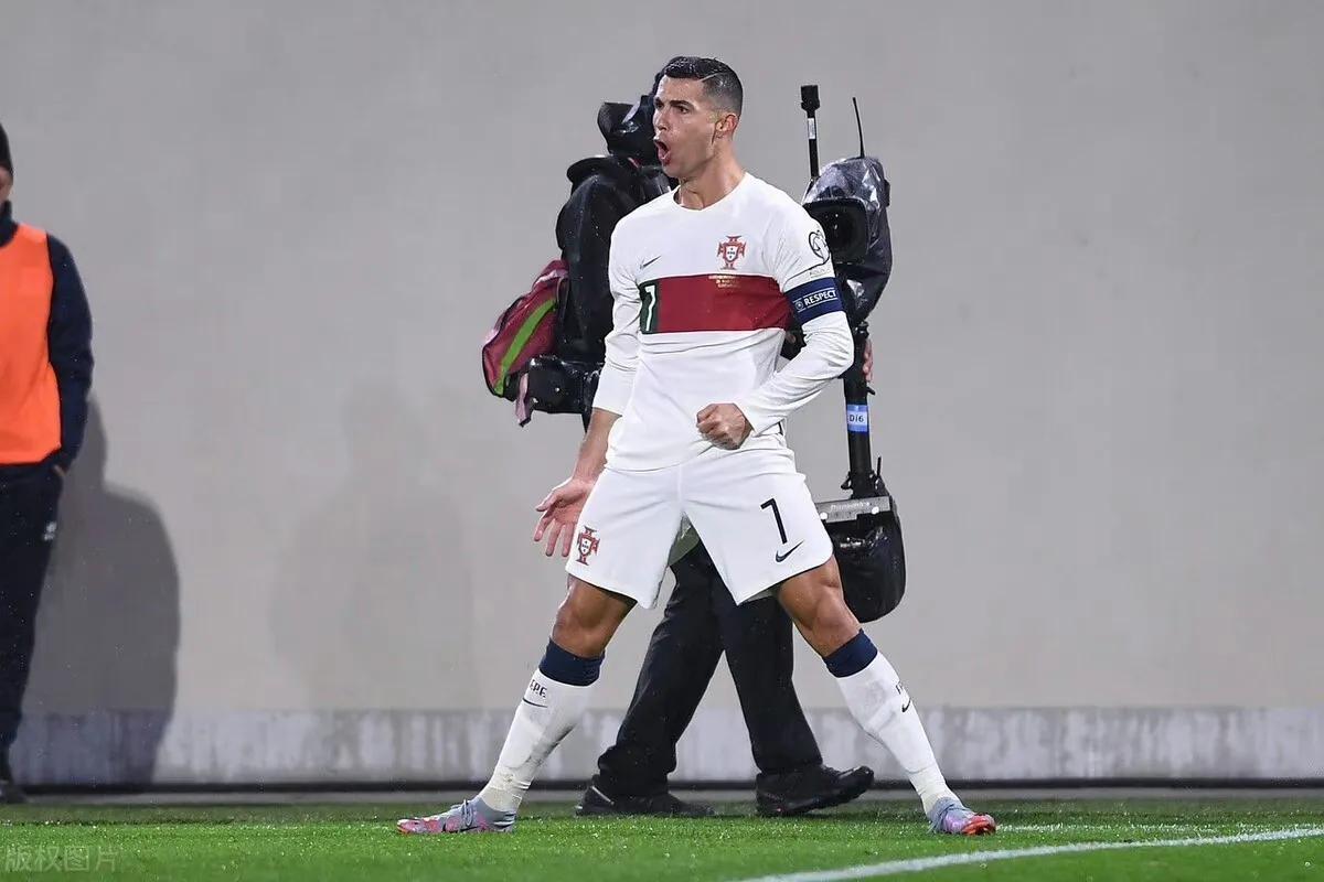 c罗粉丝模仿偶像助力山东泰山取胜,标志动作siu翻全场!目标亚洲