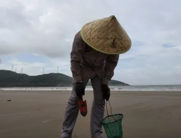 回顾福建海边现神秘金片遭渔民哄抢一空专家调查后金片不简单