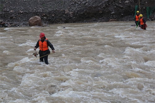 河南安阳林州供电人抗击暴雨