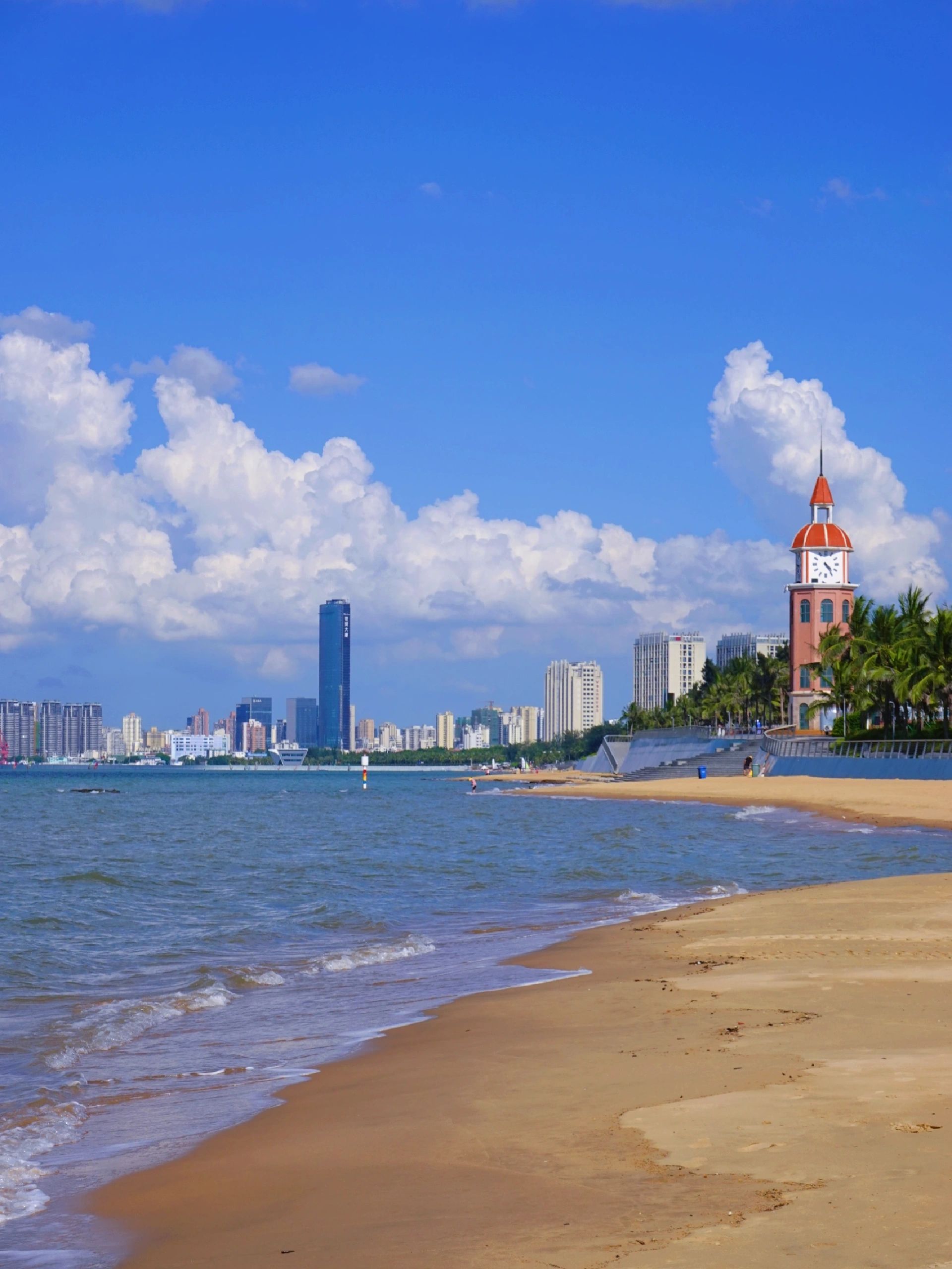 夏天一起去看海:海口西海岸假日海滩 导航定位海南海口市西海岸带状