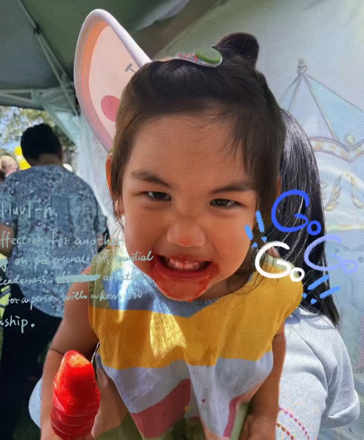 何洁罕见公开全家福,三个孩子共用一张脸,何洁基因还是很强大的