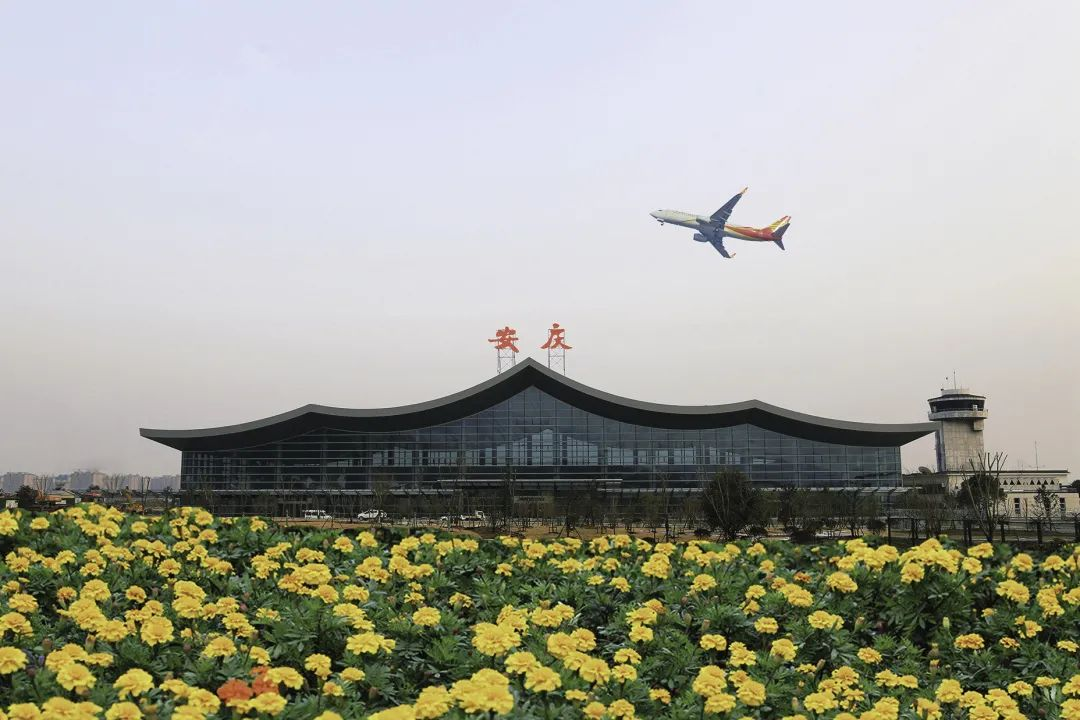 图为安庆天柱山机场(图片来自于网络)曾经缺乏高铁,难以和长三角核心