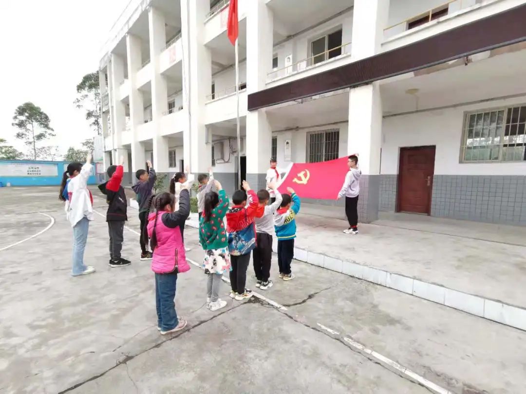 原广胜小学学生张梦琦说:"竹园小学的老师和领导都对我们特别热情.