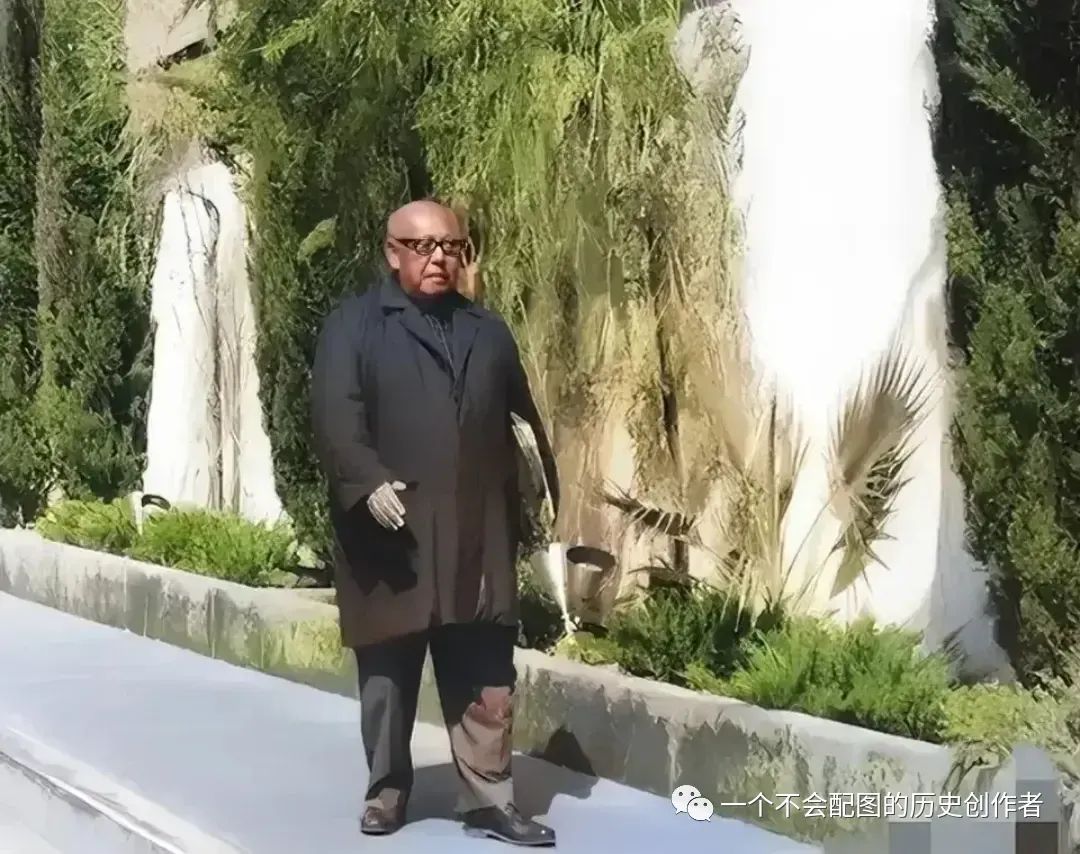 60年代,"宁夏王"马鸿逵穿着风衣,夹着公文包走在回家的路上