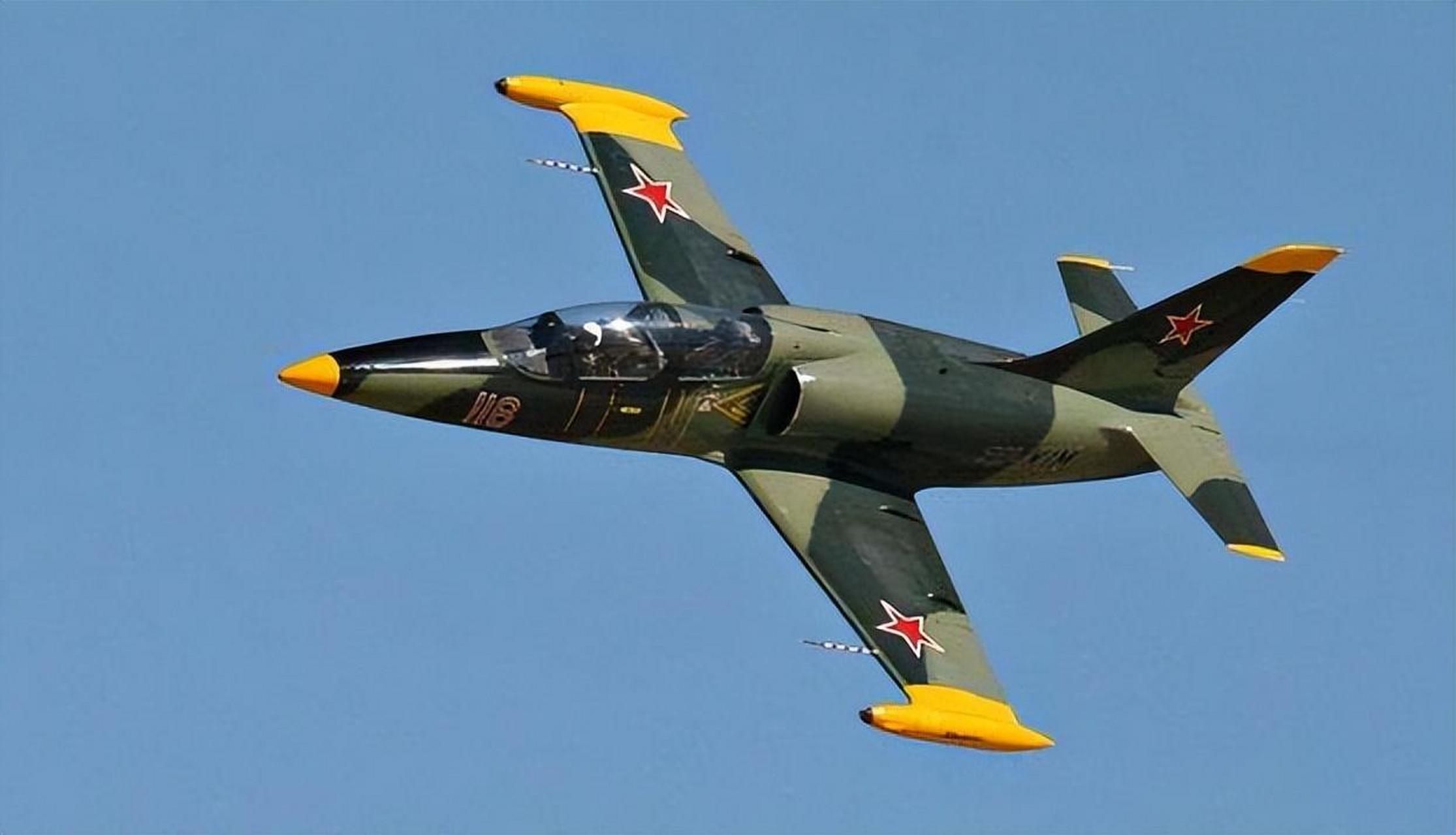 4架l-39c型高级喷气式教练机,于1972年捷克斯洛伐克的沃多霍迪公司