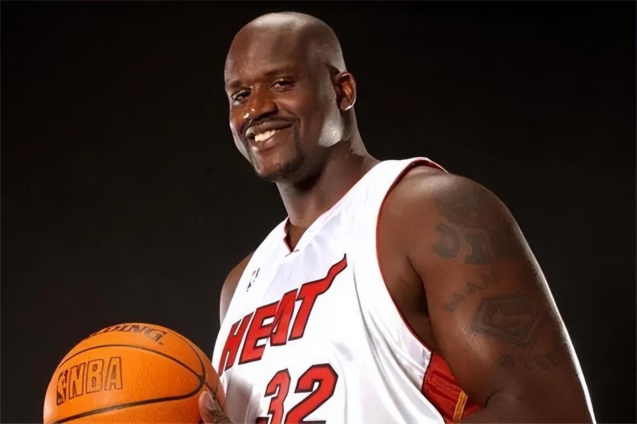 nba奥尼尔51岁现状:体重400斤,胡子花白,90斤新女友不足1.6米