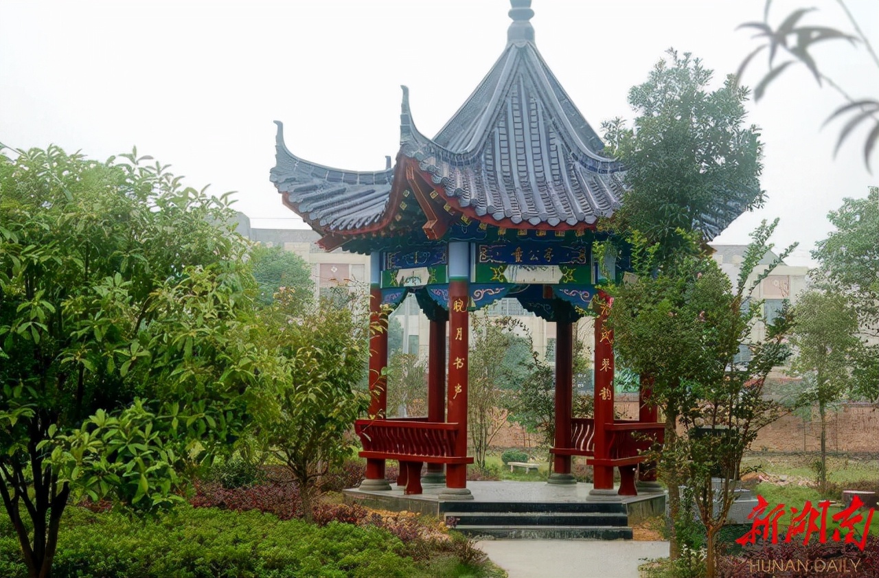 来看看情系平江五中30年的尹望龙老师吧