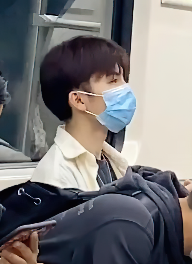 偶遇王俊凯坐地铁,无人陪伴身影落寞,发呆的眼神空洞有点吓人