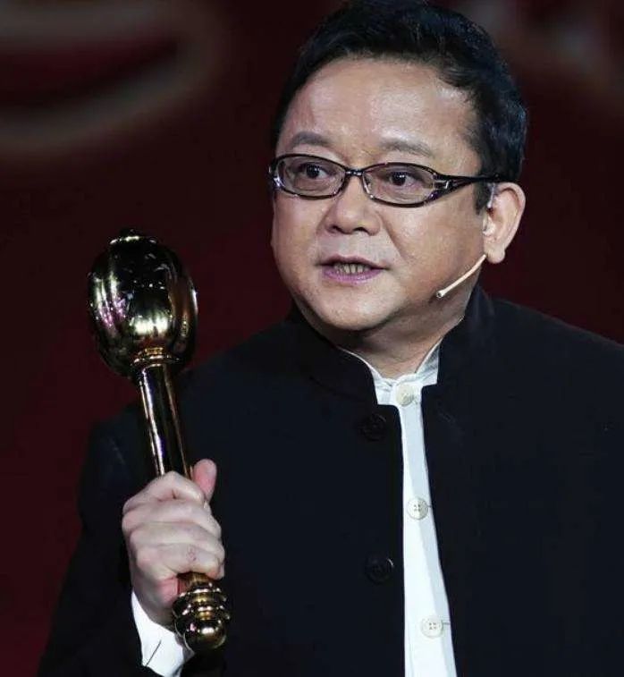 "和坤"专业户王刚:3段婚姻2个孩子,如今小儿子和外孙一般大