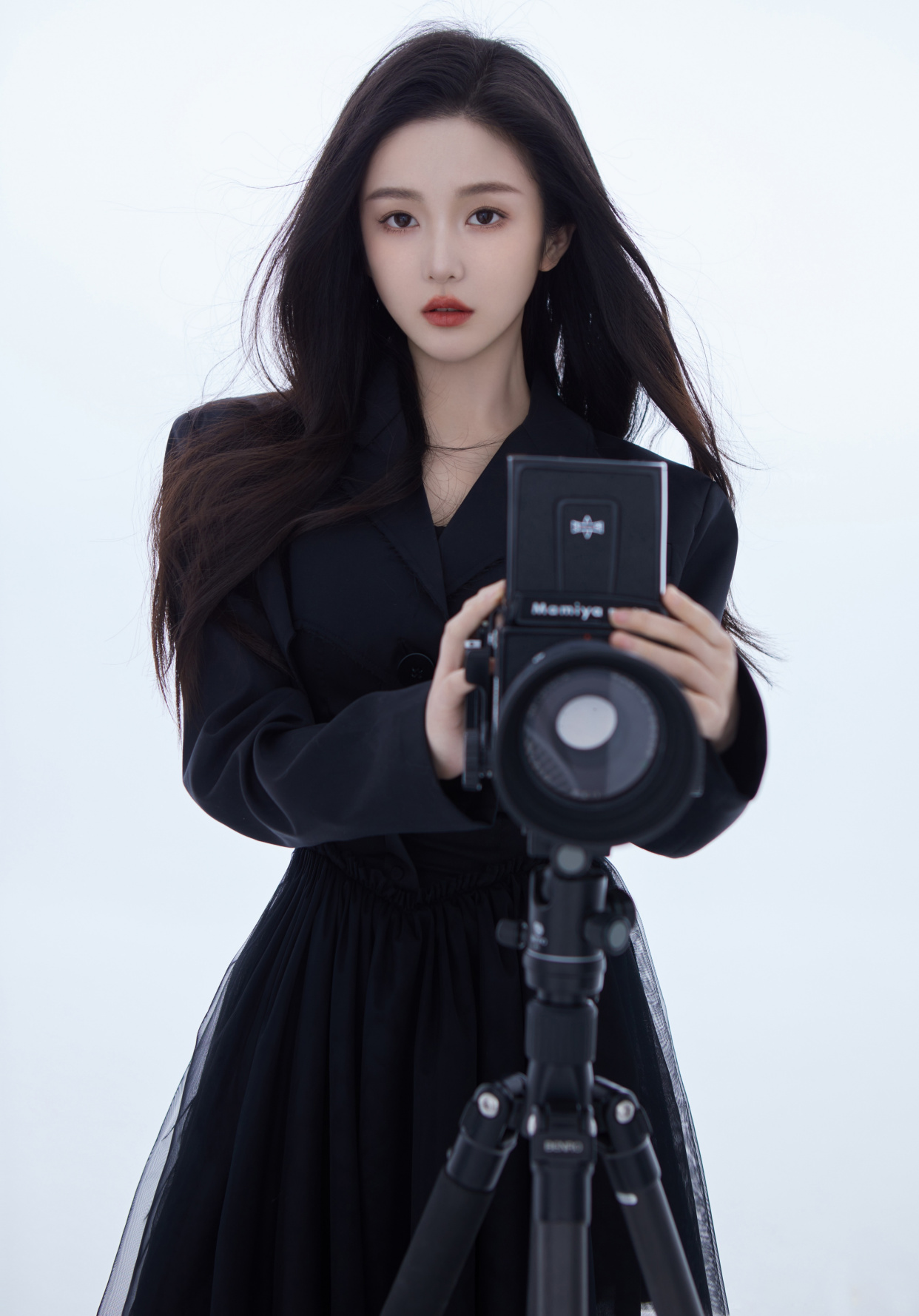 青春女星曹婉瑾秀摄影师造型,大露修长美腿