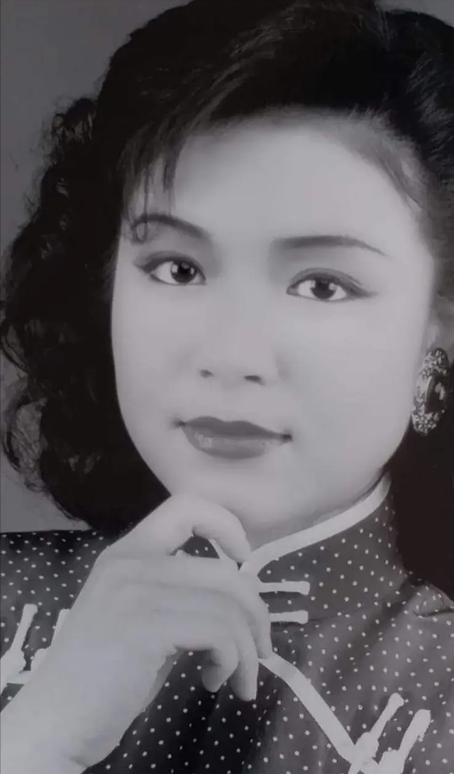 张凤妮:闷葫芦竞选港姐成名,嫁小7岁大马富商,生3个漂亮女儿