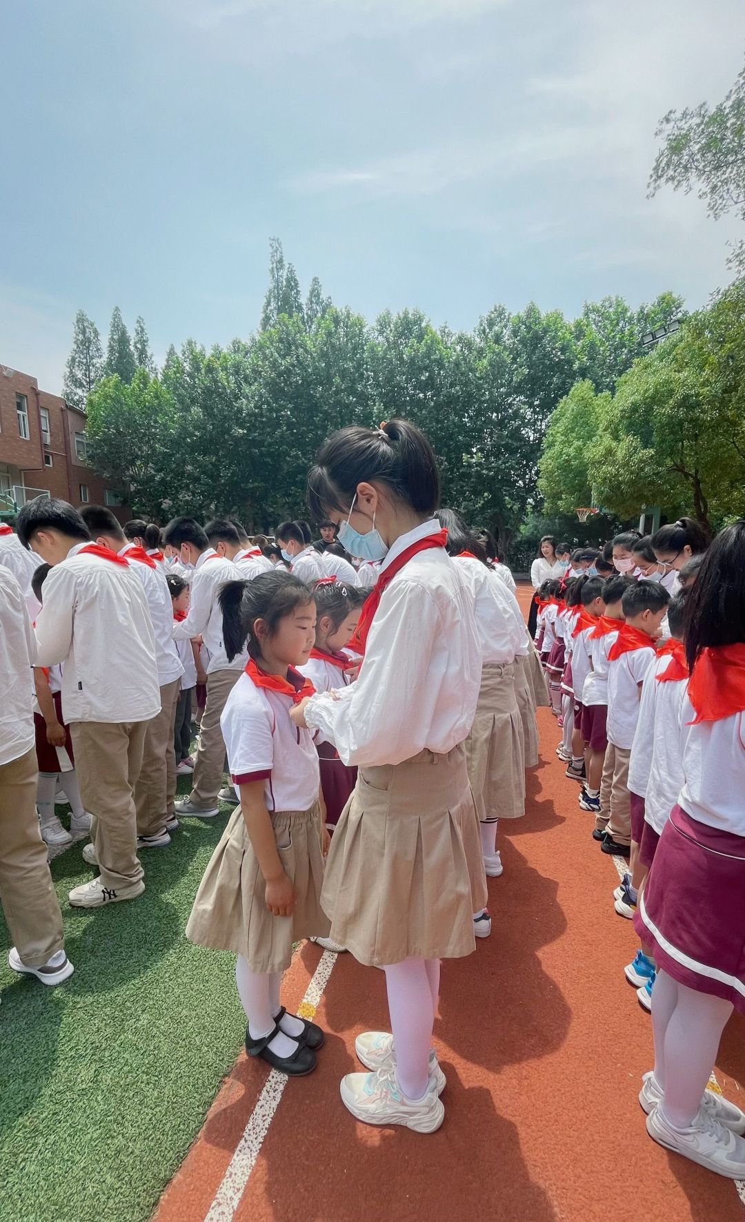 南京市瑞金路小学:星星火炬照我心,光荣入队我先行