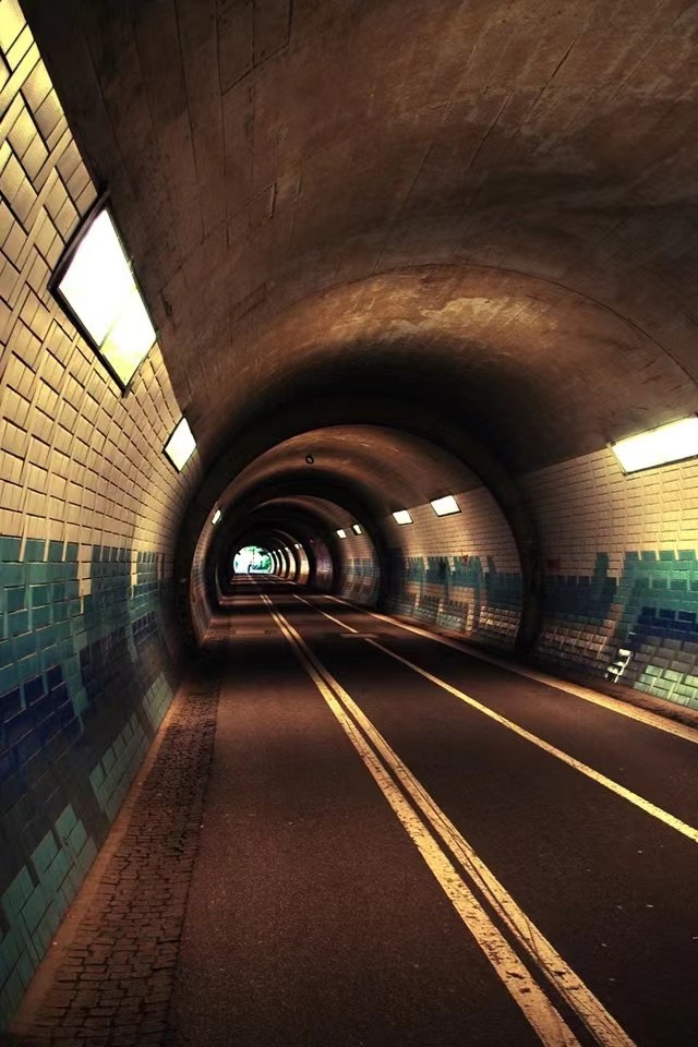 这座名为奶奶包的隧道,曾经经历过什么?如今内部却布满涂鸦