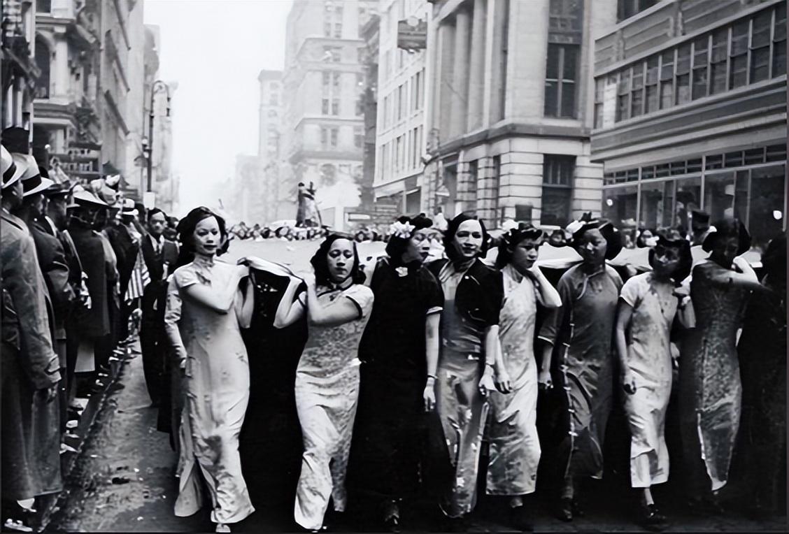 天乳运动:数万女性脱下束胸衣,成群结队走向街头