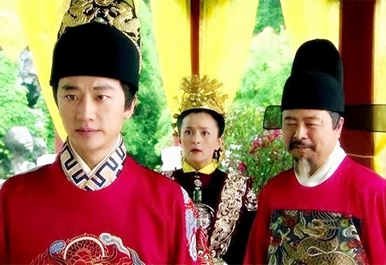 因为此时的皇太子还是明英宗的儿子朱见深,朱祁钰不得不慎重地对待