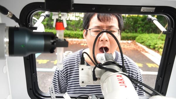 核酸采样机器人在上海问世，记者现场体验：“捅嗓子”规范又轻柔【这下省去不少人力】