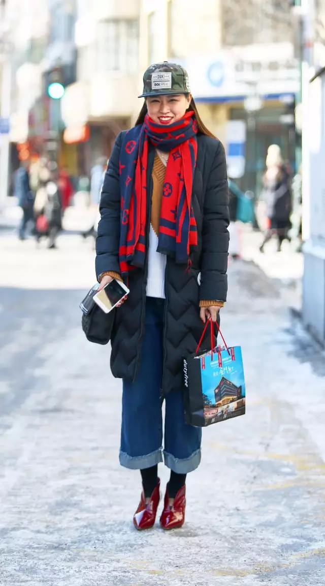 哈尔滨的冬天一看就冷,女孩子都裹的很厚实,还挺时尚的