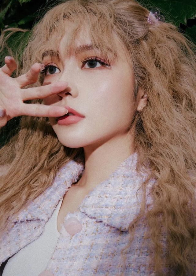 周扬青写真照美翻了!羊毛卷配紫套装像洋娃娃,真替罗志祥后悔