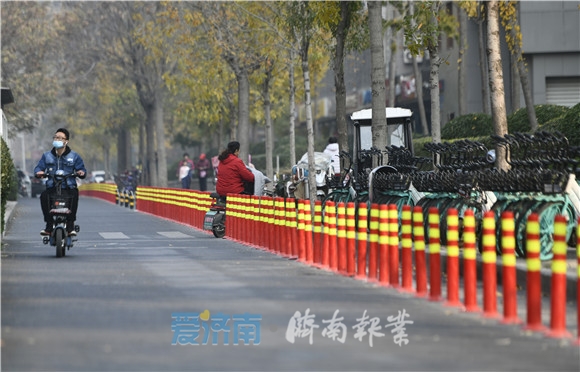 济南西客站片区辅道现300多个隔离柱 有效防止车辆占道停车