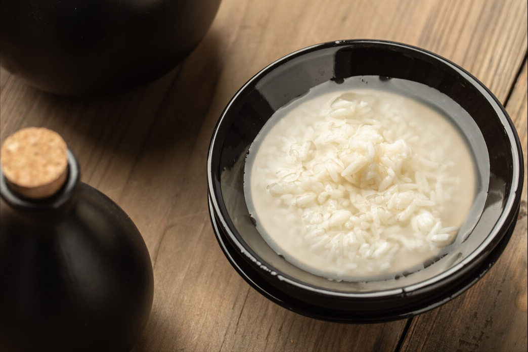 酿米酒,切忌糯米蒸熟直接撒酒曲,多加1步,酒香四溢,出酒量多