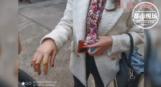 60多斤大狗突然挣脱狗绳,疯狂扑向过路小孩,拦都拦不住