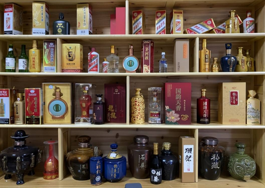 上海一大爷晒藏酒柜惹争议,酒友发声:都是便宜酒,却想买买不到