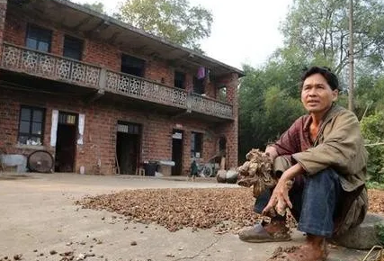 这位"树人"名叫刘忠文,来自湖南永州的排山塘村.