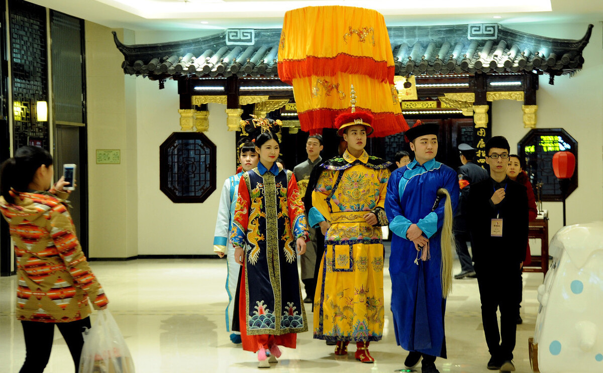 乾隆微服私访,在农村遇到蹊跷对联,弄明白后哈哈大笑