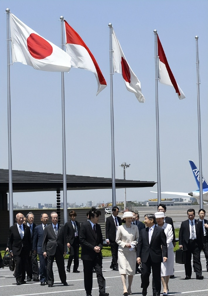 日本天皇夫妇访问印尼!雅子一身浅紫色太惊艳,第一夫人也来欢送