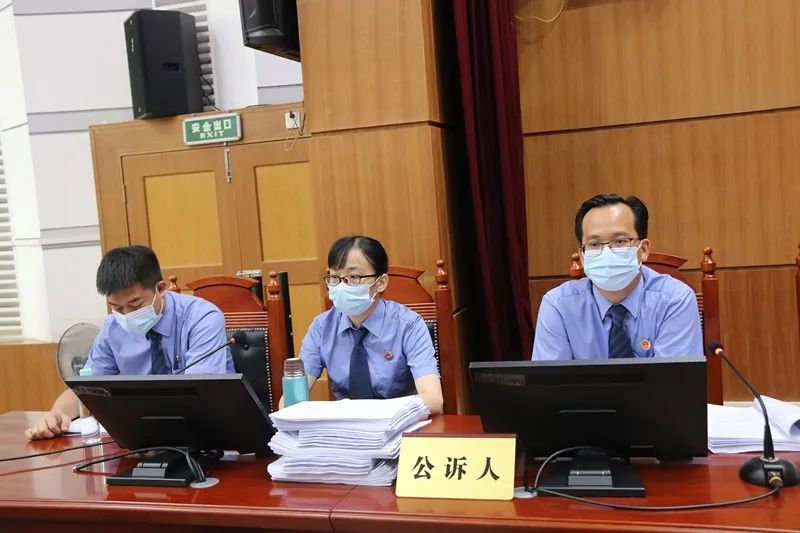 北流法院召开被告人覃孟等18人涉黑案件庭前会议