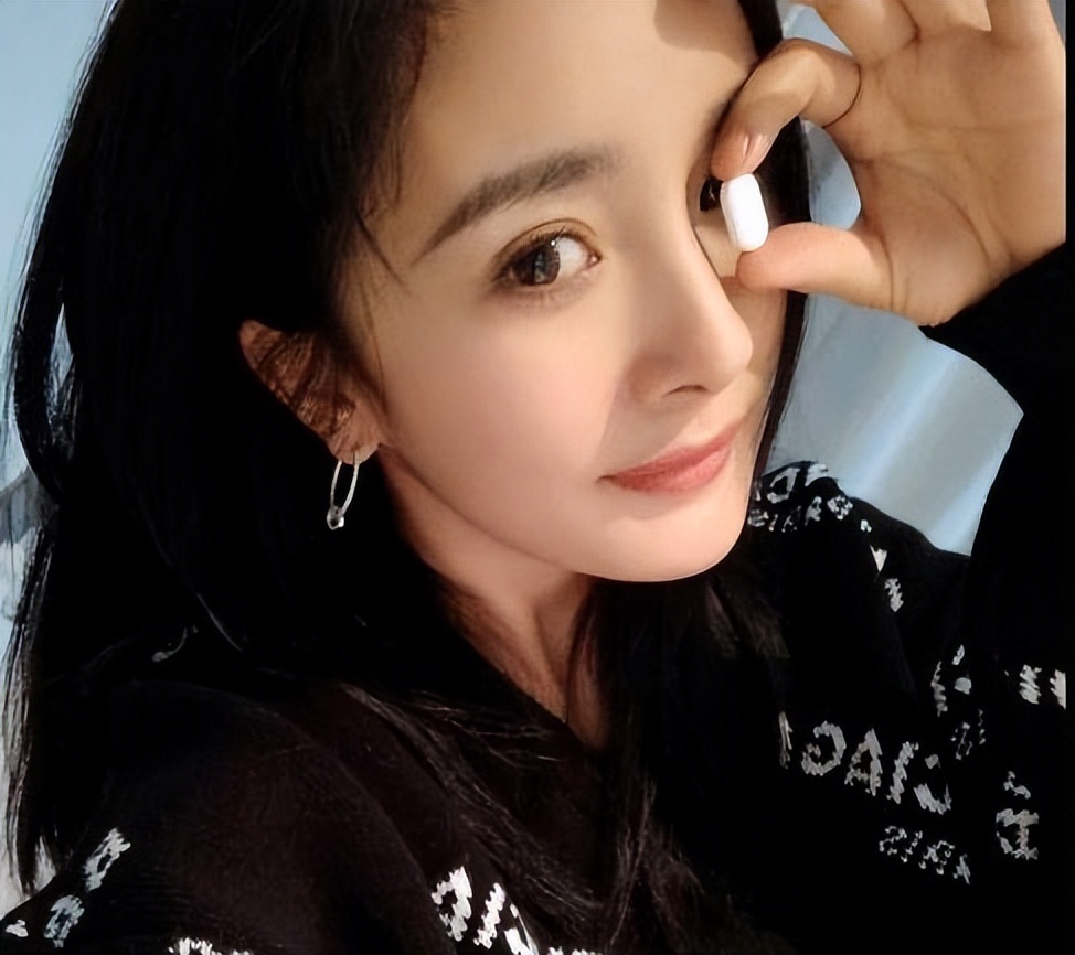 "自然美女"是假的!这6位女明星的真实颜值,前后反差巨大
