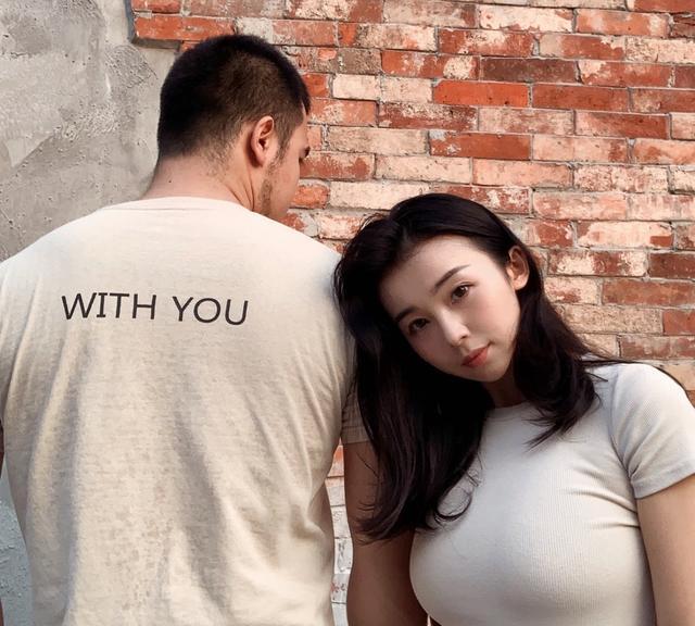 中国最美篮球女主播张曼源,直播中开车,男友强壮不输黑人!