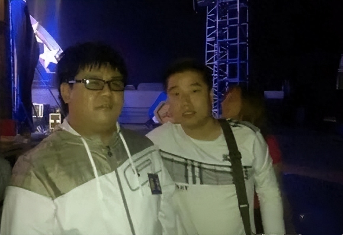 回顾盲人歌手杨光:从一夜成名到销声匿迹,走到这一步该怪谁?