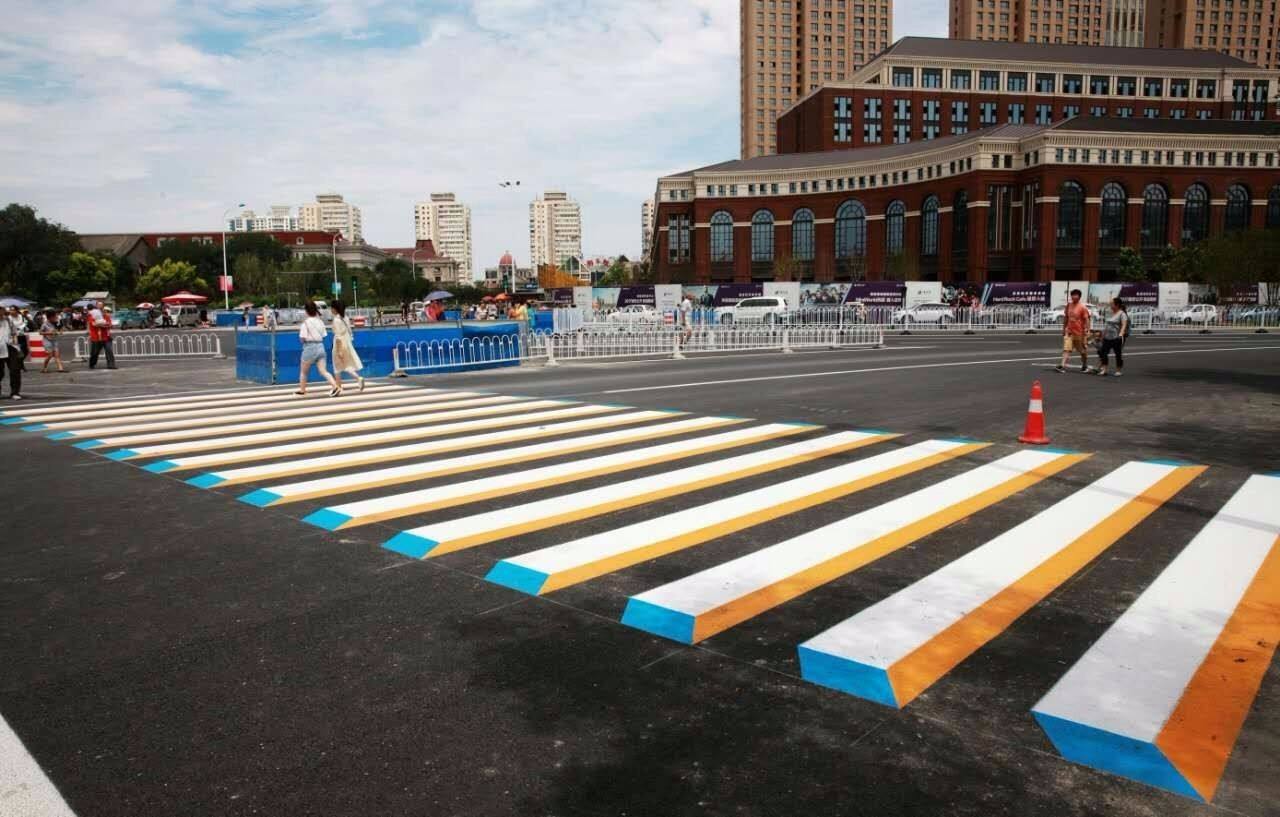 国外新型斑马线"火了",深受民众喜爱,网友表示求同款