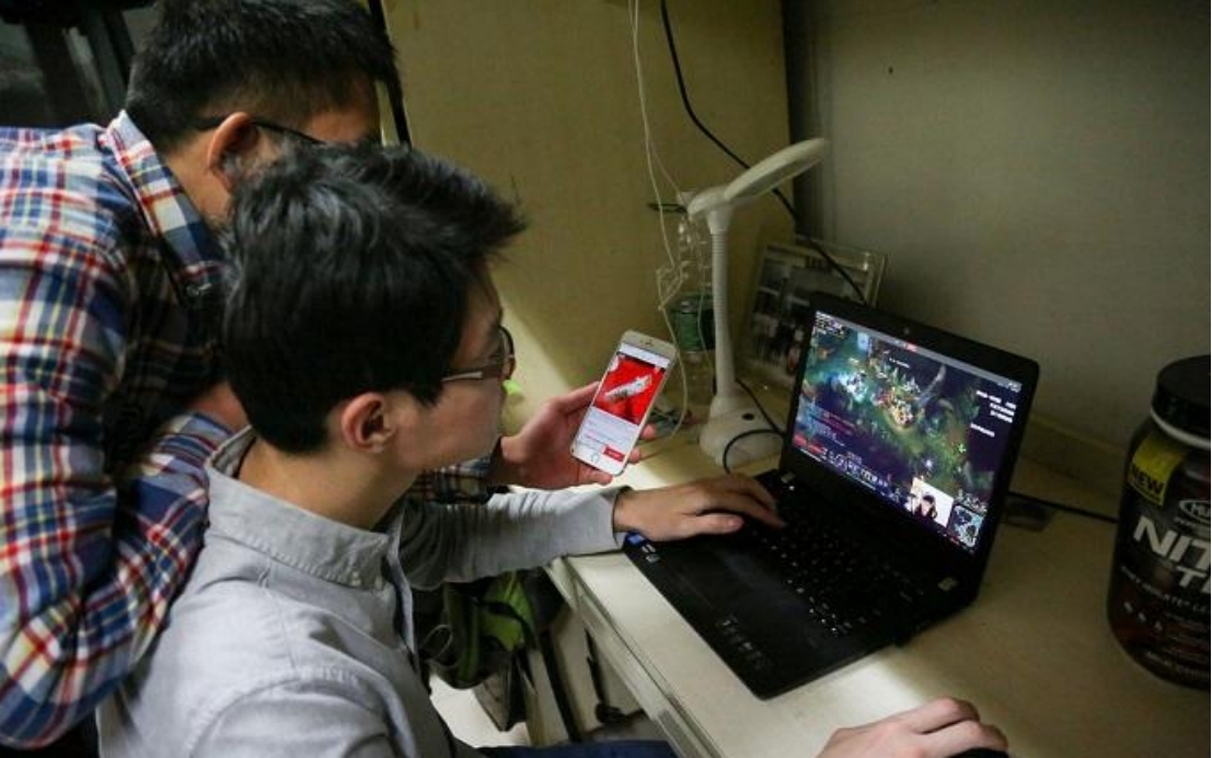 放假后的大学生沉迷打游戏,父母怒其不争,但瞧见鼠标垫气消了