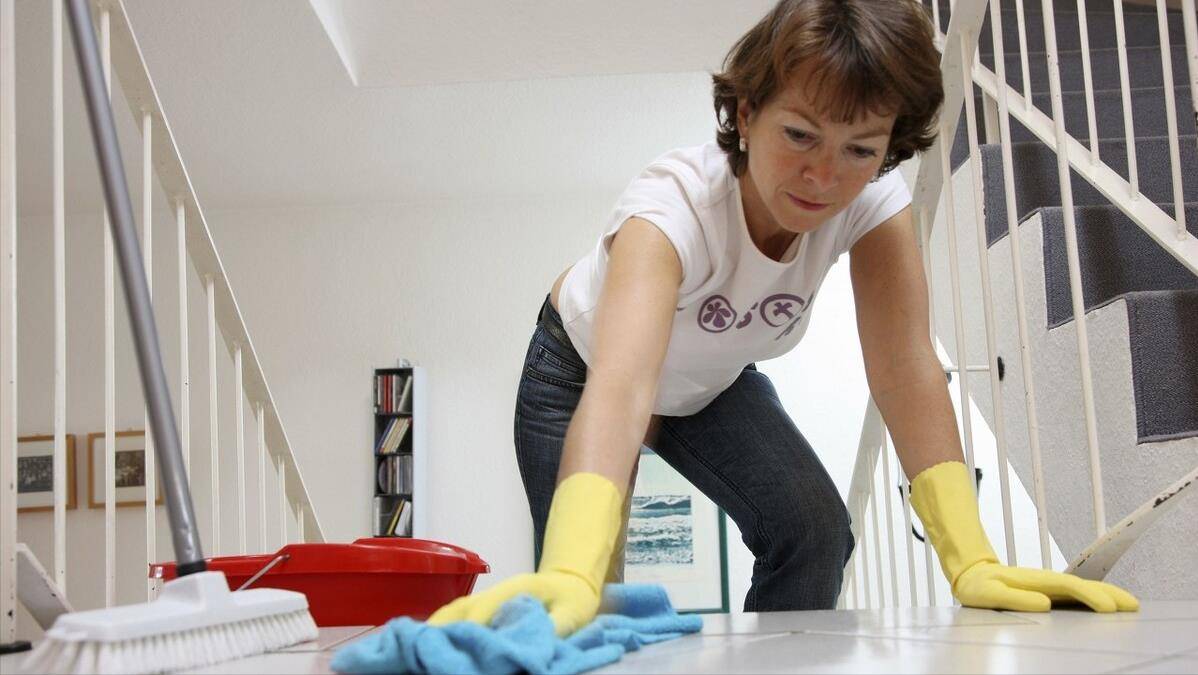 48岁女保姆哭诉:与雇主同吃同住,每月工资7000,我却苦不堪言