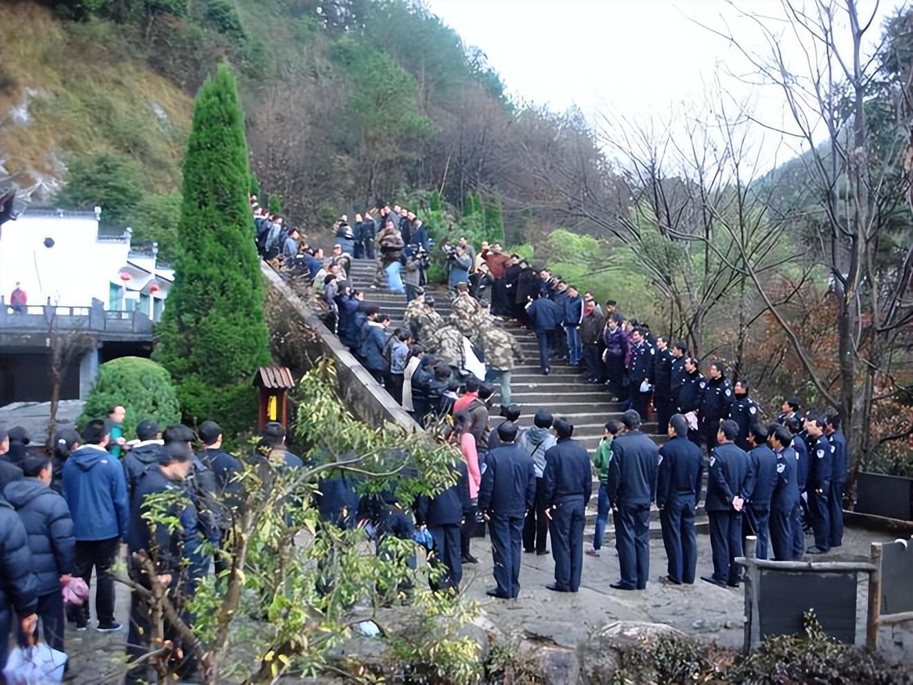 回顾复旦十八驴事件24岁民警舍命相救18名大学生反应惹众怒